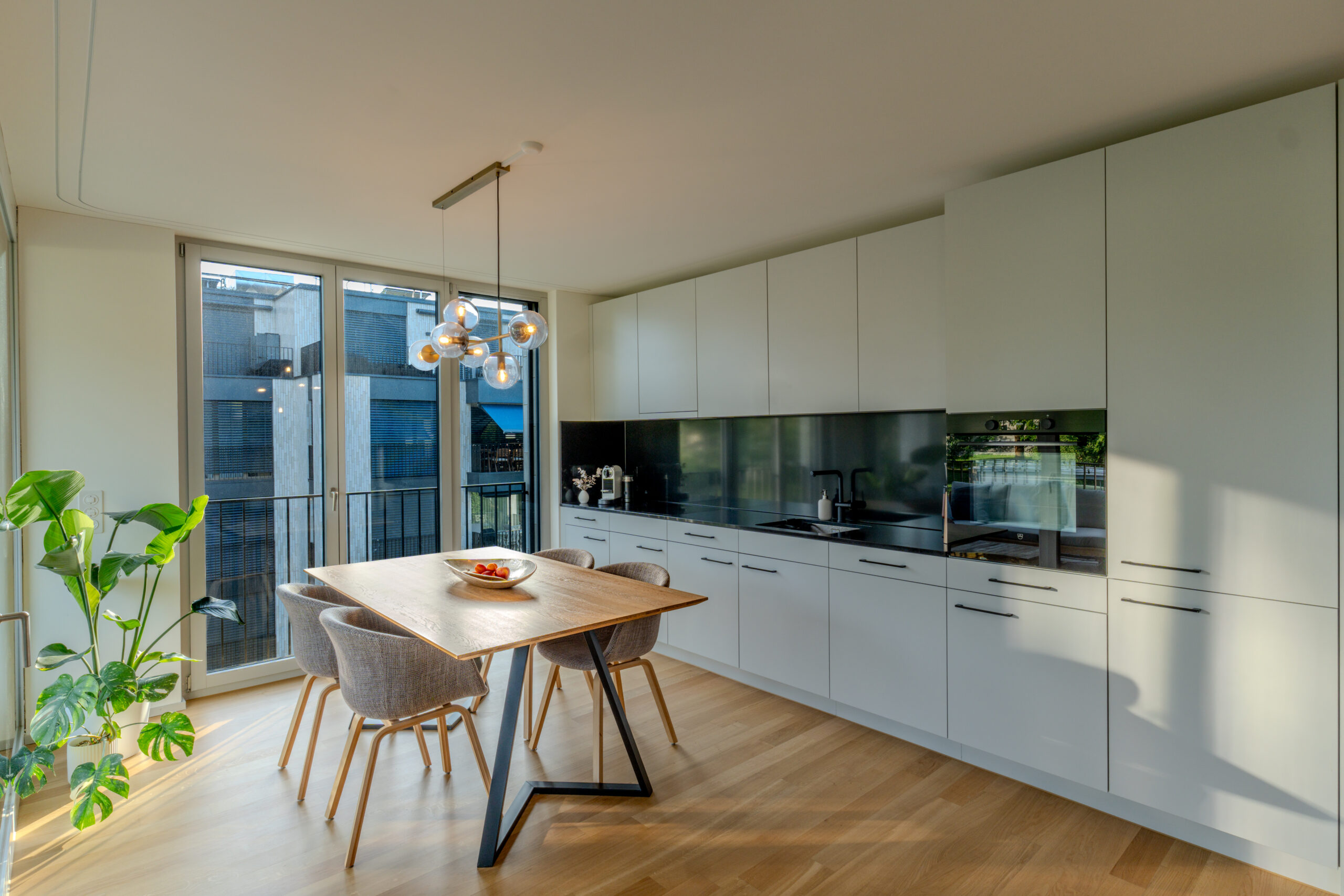 Moderne Küche der Wohnung